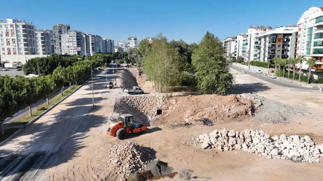 Konyaaltı’nda Hem Araçlar Hem Yayalar Rahatlayacak! 1